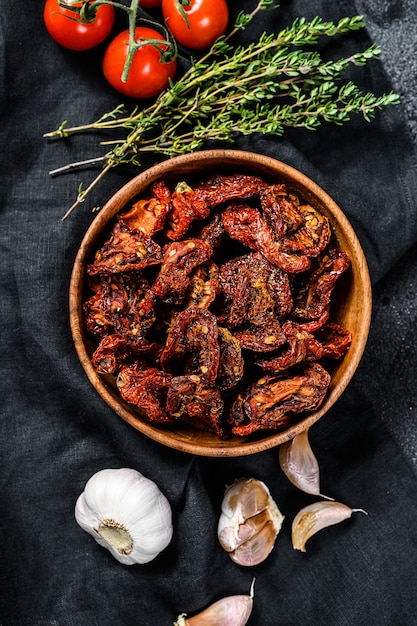 Dried tomatoes with garlic, spices and herbs