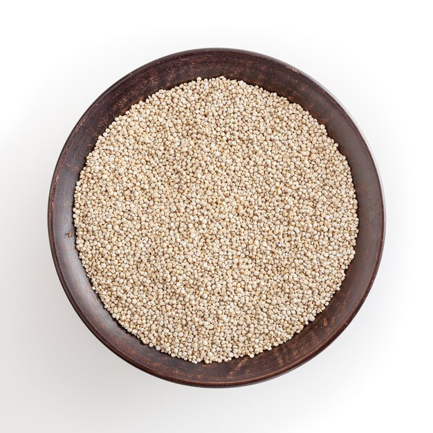 Semi di quinoa bianchi secchi in ciotola di ceramica isolata su sfondo bianco con percorso di ritaglio