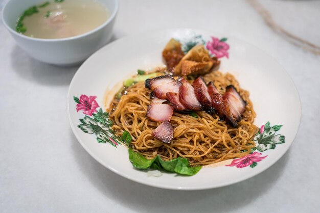 Foto spaghetti secchi di wonton con carne di maiale arrosto deliziosa cucina asiatica