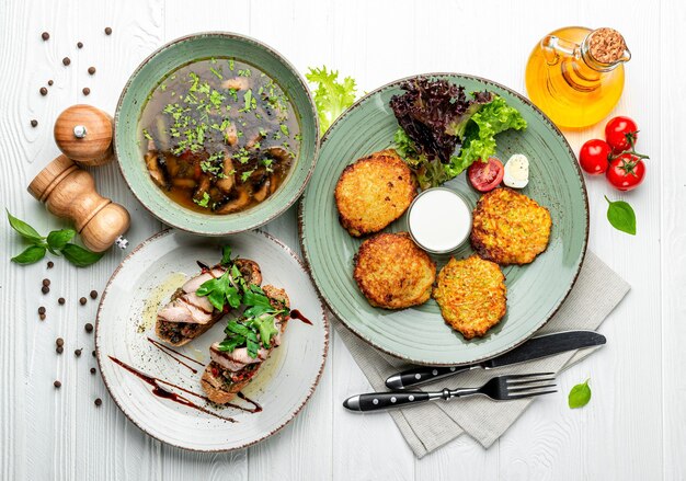 Driegangenset op tafel Smakelijke lunchset bestaande uit drie maaltijden