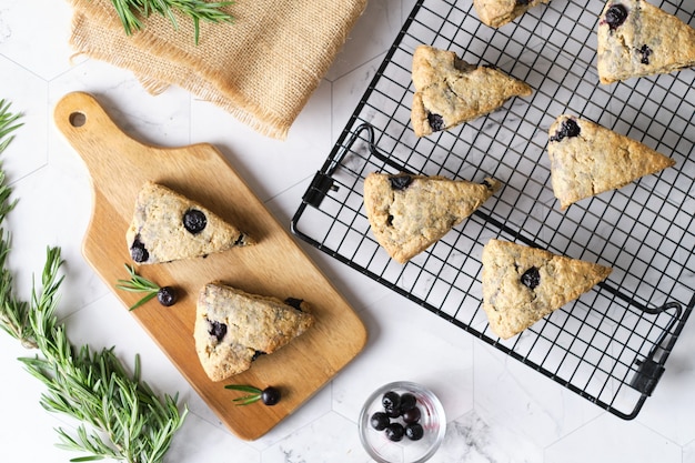 Foto driehoekige bosbessenscones