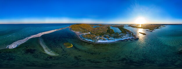 Driehonderdzestig graden panorama van de blauwe lucht van de heldere zee en kust tijdens zonsondergang. Het concept van prachtige natuurlijke hoeken van de planeet