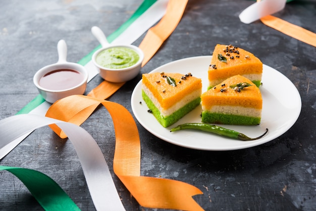 Driekleurige of tiranga khaman Dhokla voor de viering van de onafhankelijkheid of de republiek met kleuren van de Indiase vlag