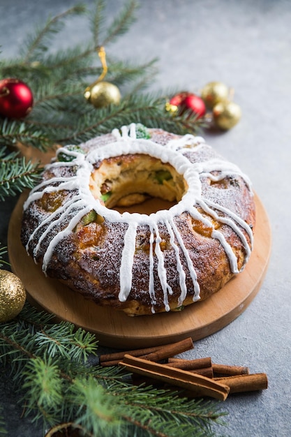 Driekoningencake, Koningscake, Roscon de reyes of Rosca de reyes. Traditionele Spaanse kerstcake.