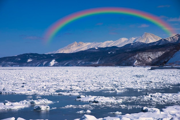 Photo drift ice in the sea of okhotsk a winter tradition