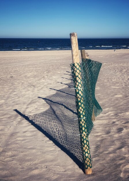 Foto legno alla deriva sulla spiaggia contro il cielo