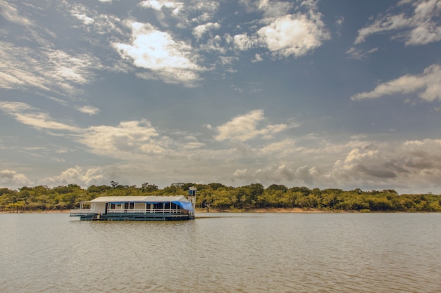 Drijvend huis op de amazone-rivier