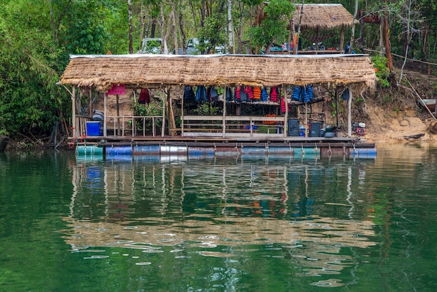 Drijvend huis voor de rivier