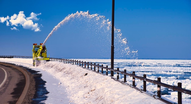 Drijvend ijs in de zee van Okhotsk een wintertraditie