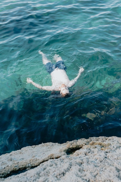 Drijvend in de blauwe zee