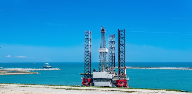 Drijvend olieplatform afgemeerd in de zeehaven bij de pier