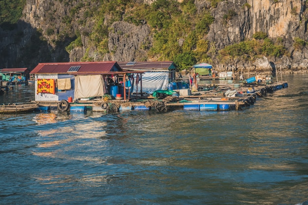 Drijvend vissersdorpje in de Ha Long baai