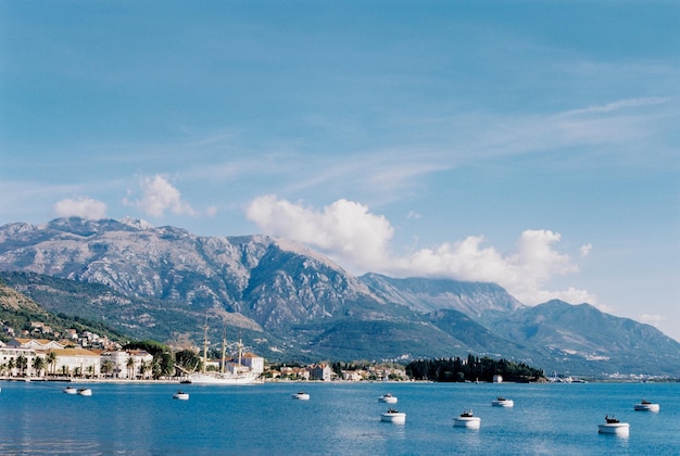 Drijvende boeien voor de kust van tivat montenegro