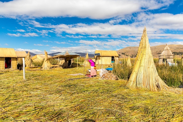 Drijvende eilanden op het Titicacameer Puno Peru Zuid-Amerika Dichte wortel die planten Khili verweven vormen een natuurlijke laag van ongeveer één tot twee meter dik die eilanden ondersteunt