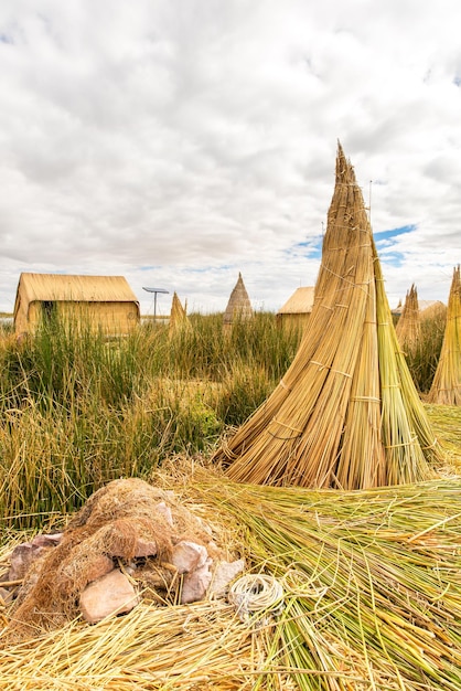 Drijvende eilanden op het Titicacameer Puno Peru Zuid-Amerika huis met rieten dak Dichte wortel die planten Khili verweven vormen een natuurlijke laag van ongeveer één tot twee meter dik die eilanden ondersteunt