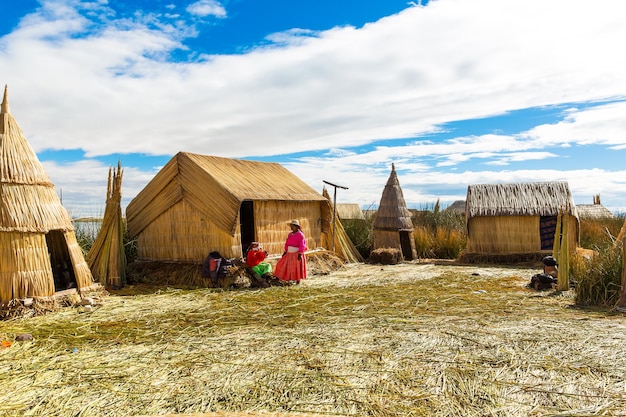 Drijvende eilanden op het Titicacameer Puno Peru Zuid-Amerika huis met rieten dak Dichte wortel die planten Khili verweven vormen een natuurlijke laag van ongeveer één tot twee meter dik die eilanden ondersteunt