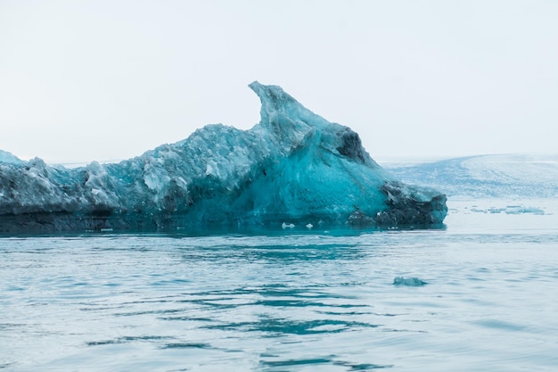 Drijvende ijsberg met unieke vorm bij Jokulsarlon-lagune in IJsland