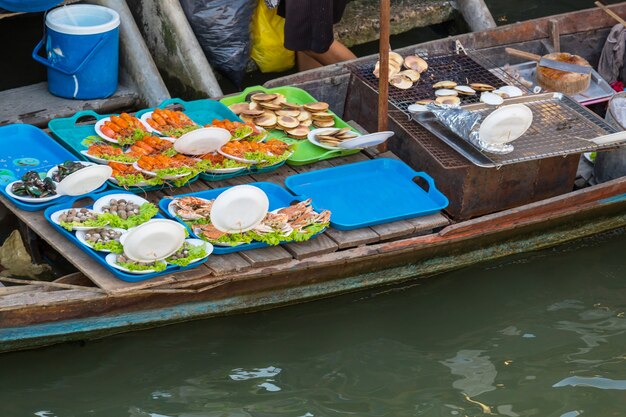 Drijvende markt in Thailand.