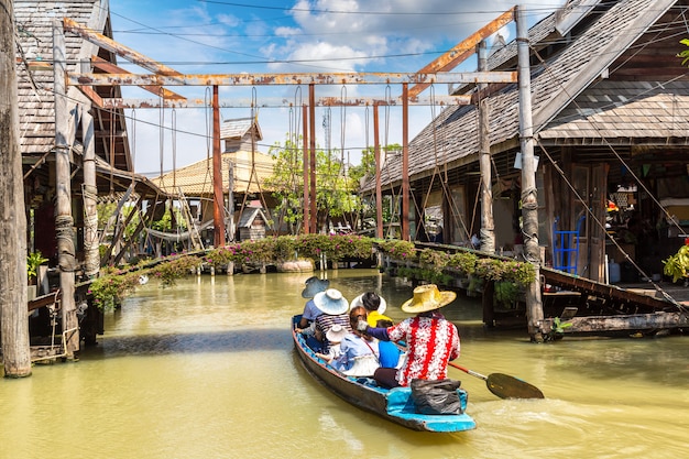 Drijvende markt uit Pattaya in Thailand