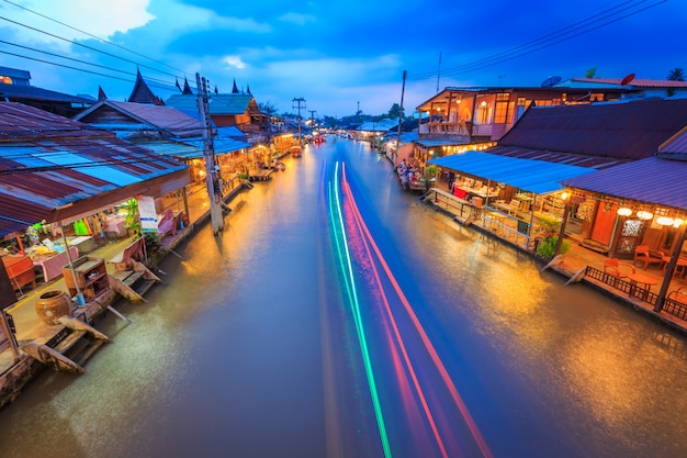 Drijvende markt van Amphawa in de namiddag