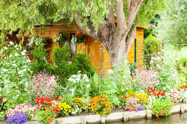 Drijvende tuinen zeer bloemrijk in de lente tussen de grachten, Hortillonnages in Amiens in Frankrijk