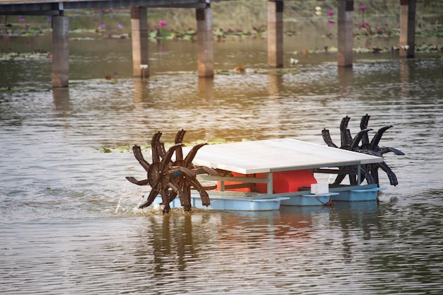 Drijvende waterturbines worden aangedreven door zonnecellen