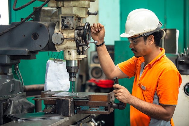 DRILLING MACHINE, Employee drilling machine in flat steel plate with bench drill.