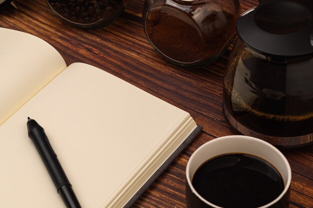 コーヒーを飲み、仕事にエネルギーを与え、読み書きします。