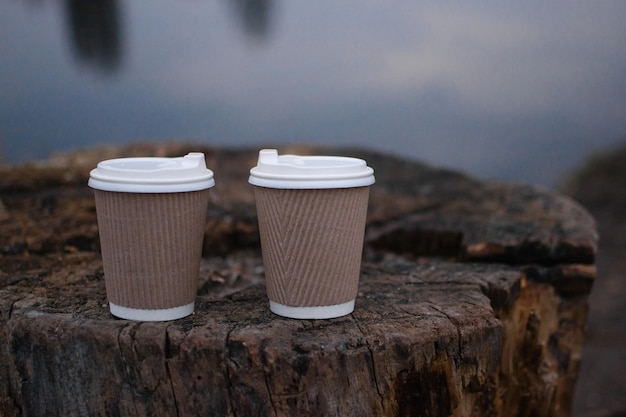 エコな紙コップで自然の中でコーヒーを飲む