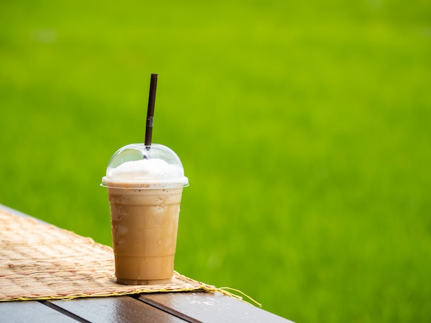 Пейте кофе на рисовом поле