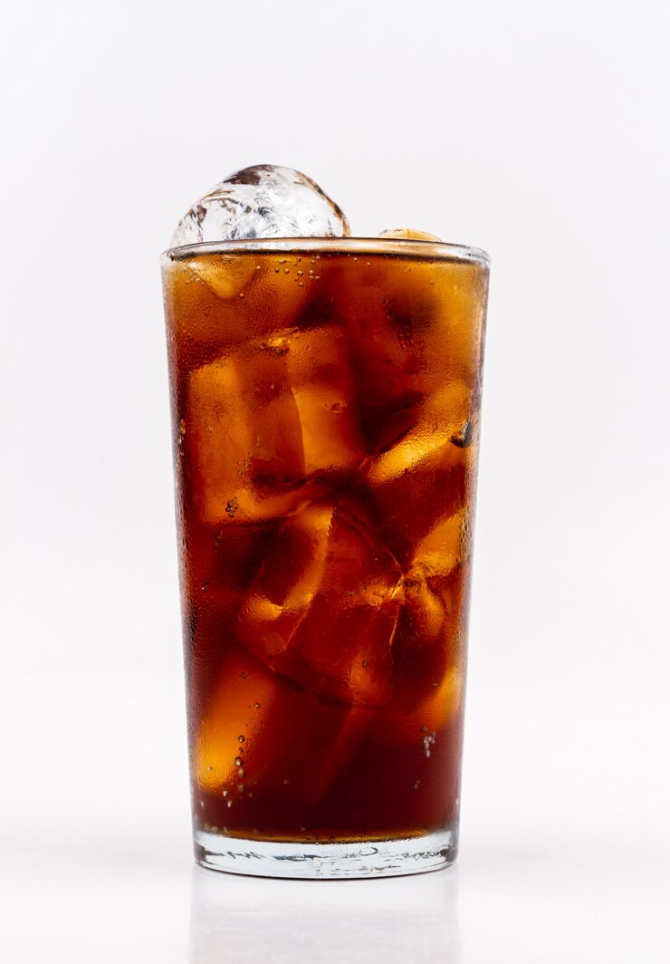 グラスに氷とコーラを飲む