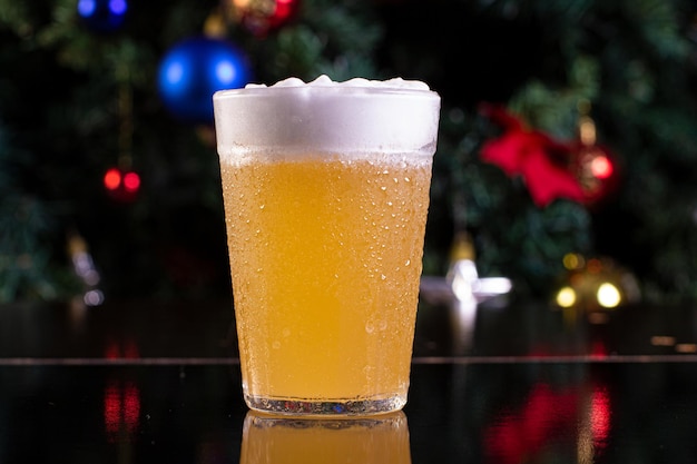 Выпейте косумель и пиво из американского бокала на рождественском тематическом фоне.