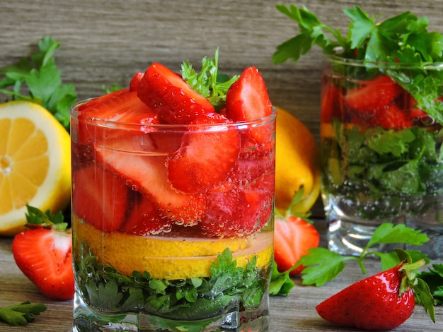 Drink detox strawberry lemon parsley.