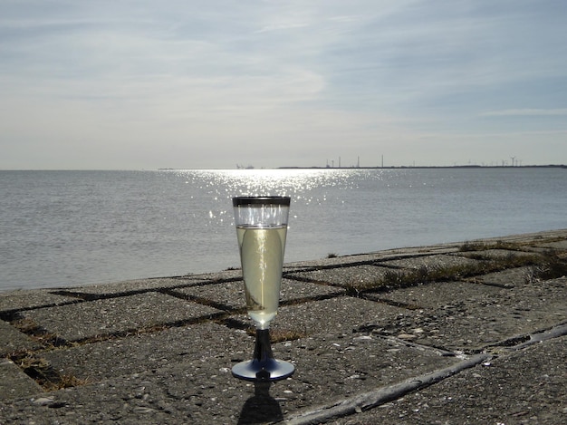 Foto drink een glas op zee op een zonnige dag.