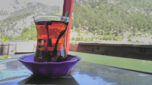 Foto drink in een glas op tafel op het balkon.