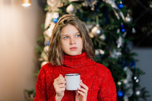 Drink, kerst en hygge concept - close-up van gelukkige vrouw met kopje koffie in bed thuis