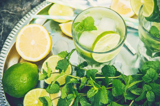 Foto bere limone e menta cibo selettivo
