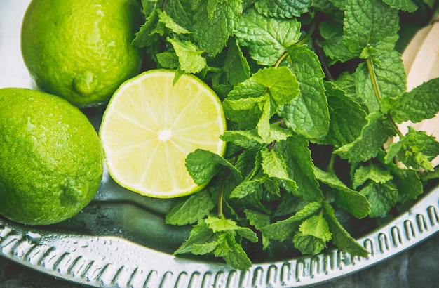 Foto bere lime e menta. messa a fuoco selettiva cibo.