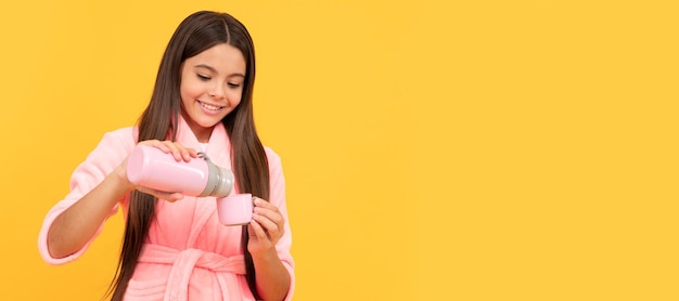 Выпейте маленькую девочку-подростка с термосом в удобной пижаме или домашнем халате Горизонтальный плакат