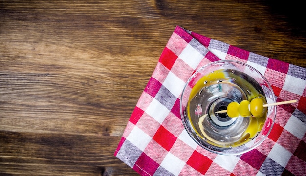 Drink martini Martini met olijven op een houten tafel