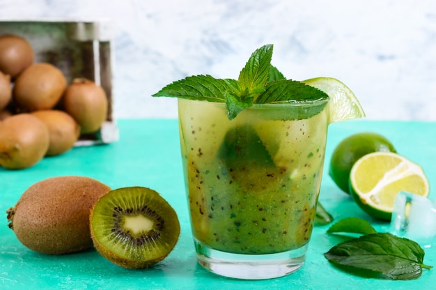 Drink met kiwi, munt en limoen in een glas