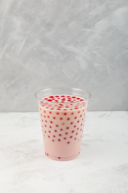 Drink met taaie tapiocaballen Strawberry Bubble tea ook bekend als bubble milk tea