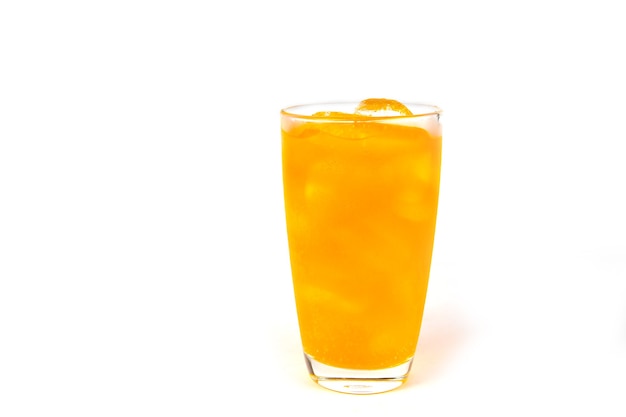 Photo drink of orange soda with ice in glass on white background. copy space