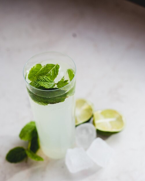 Foto fotografia di un cocktail al mojito