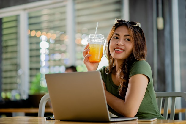 Drink sweetened orange juice for health Women are beautiful and love their health