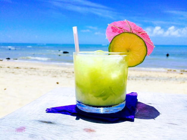 Photo drink on table at beach