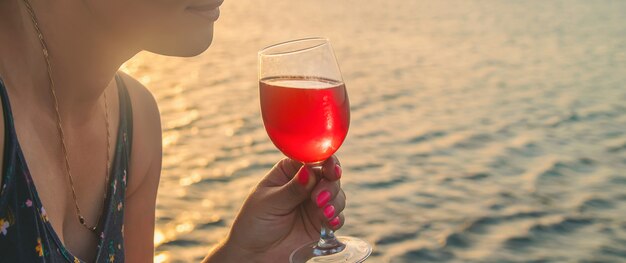 Drink wijn aan zee.
