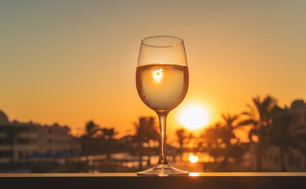 海辺でワインを飲む