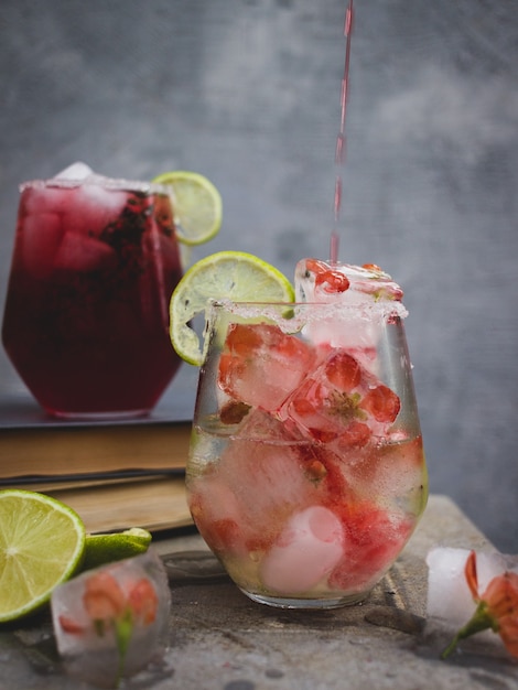 ガラスに花が付いた角氷の飲み物