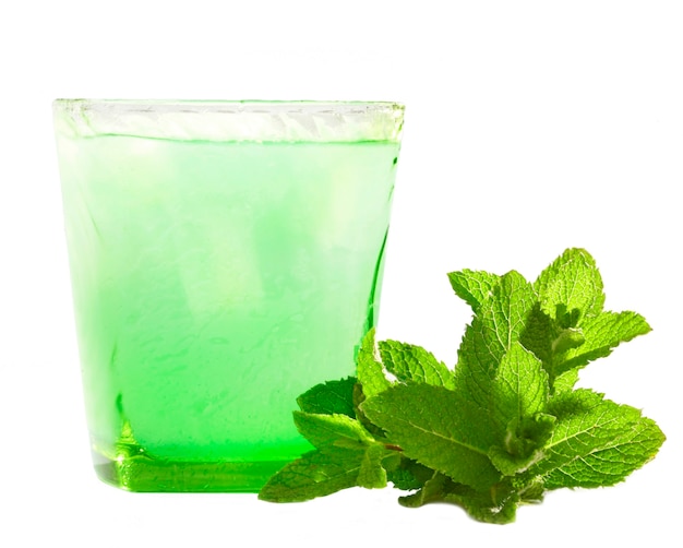 Photo drink with mint and ice on  white wall